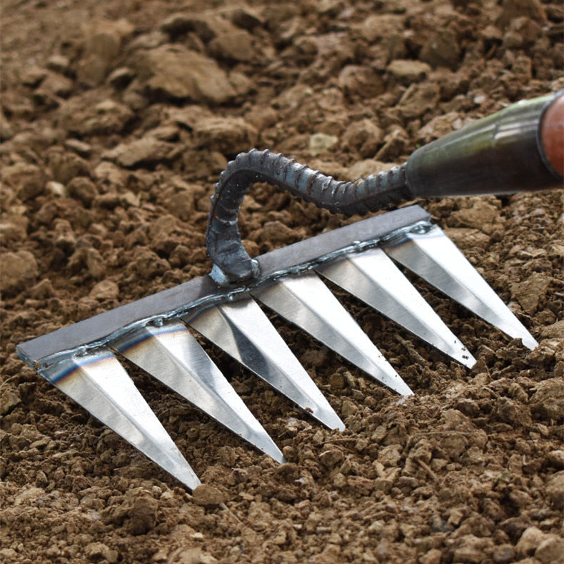 Garden Hoe Made of Carbon Steel – Sharp Tines for Weeding and Soil Loosening